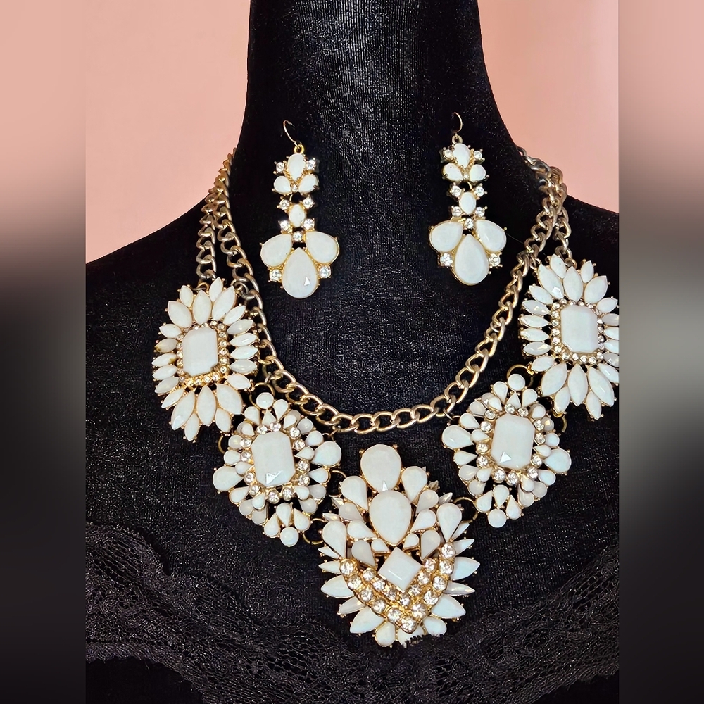 Stunning Beige and Gold ajustable necklace and earing set 💎✨💖